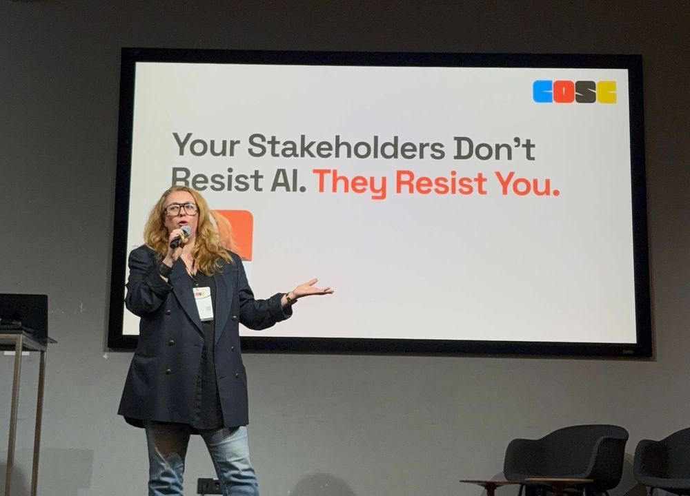 Alisa Reznik auf der Bühne, auf der Folie steht &bdquo;Your stakeholders don&rsquo;t resist AI, they resist you&ldquo;