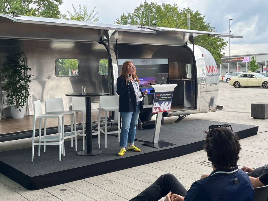 Alisa Reznik spricht beim WeAreDevelopers World Congress
